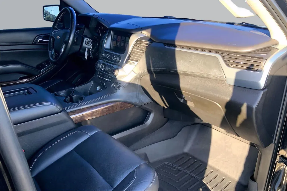 2019 Chevrolet Suburban LT thumbnail 18
