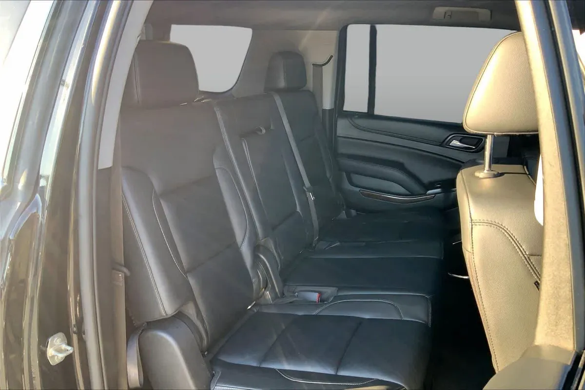 2019 Chevrolet Suburban LT thumbnail 19