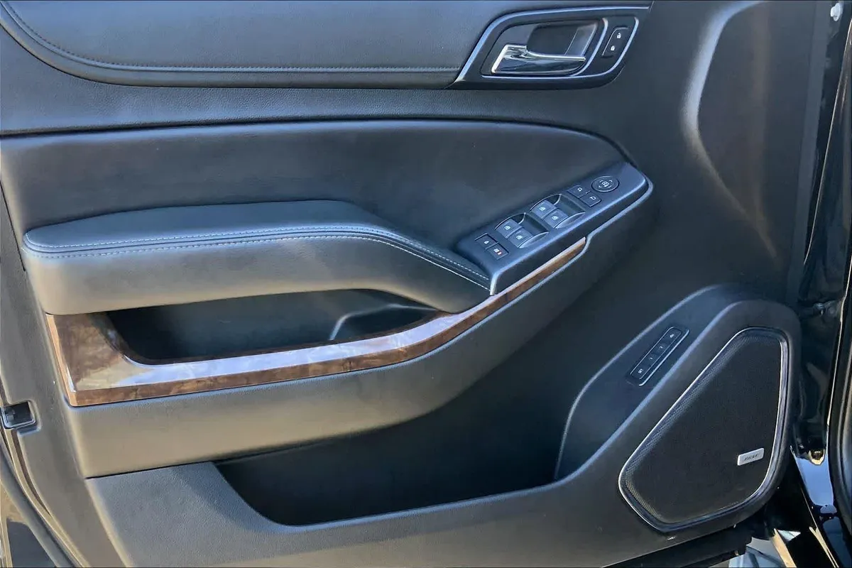 2019 Chevrolet Suburban LT thumbnail 21