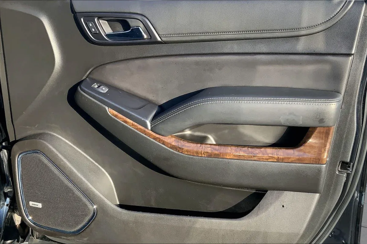 2019 Chevrolet Suburban LT thumbnail 22