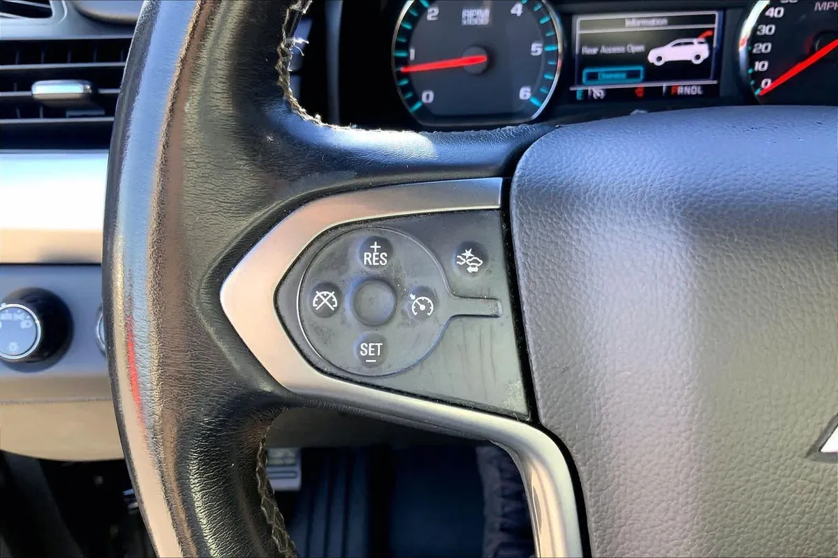 2019 Chevrolet Suburban LT thumbnail 23