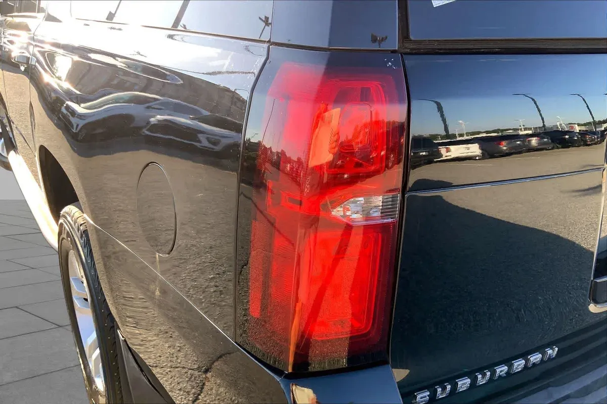 2019 Chevrolet Suburban LT thumbnail 27