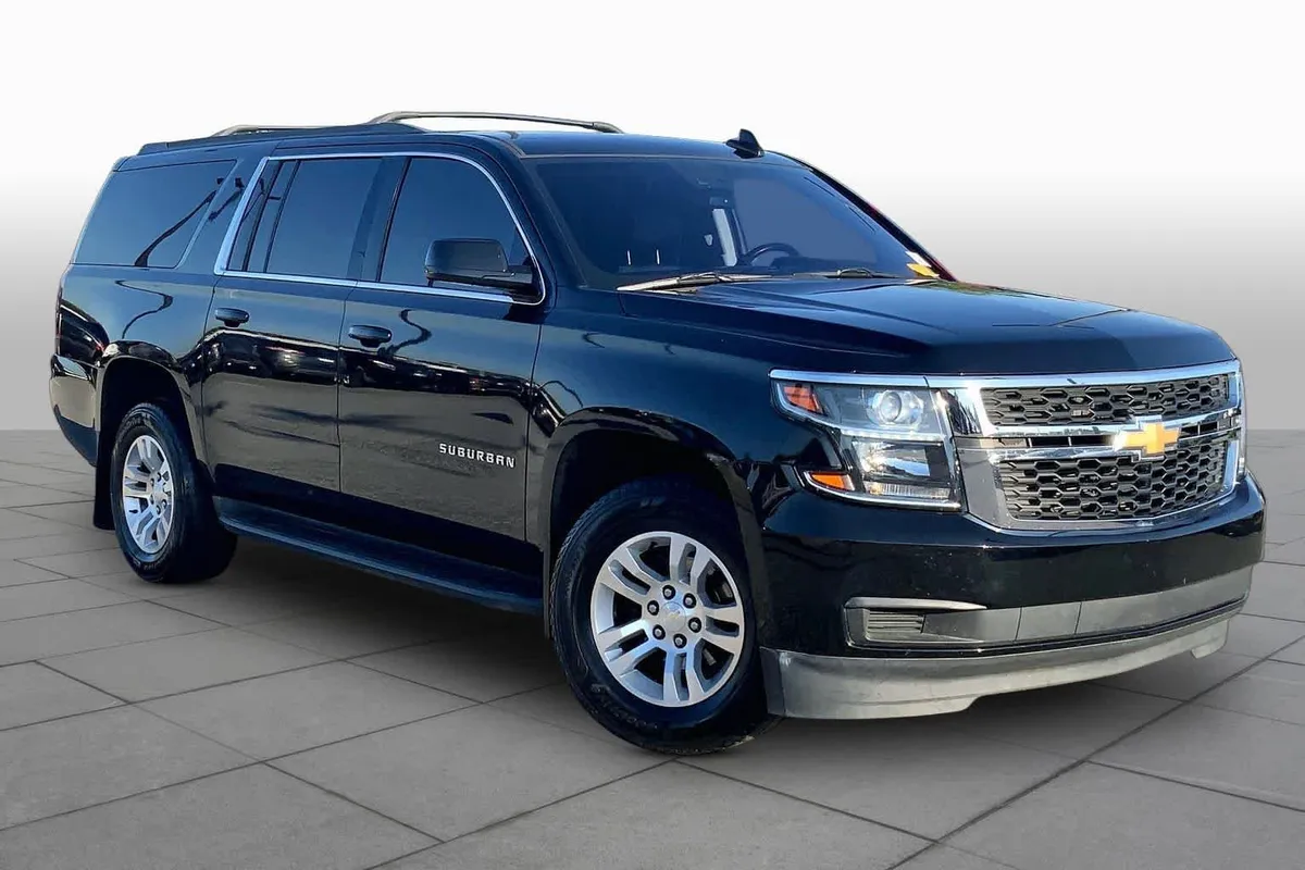 2019 Chevrolet Suburban LT thumbnail 3