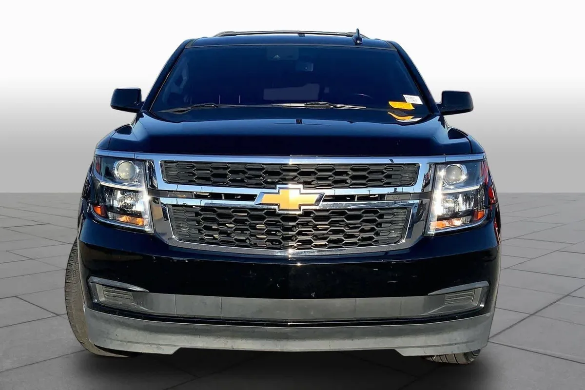 2019 Chevrolet Suburban LT thumbnail 4