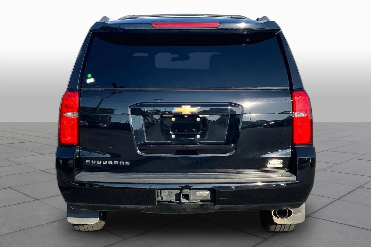 2019 Chevrolet Suburban LT thumbnail 5