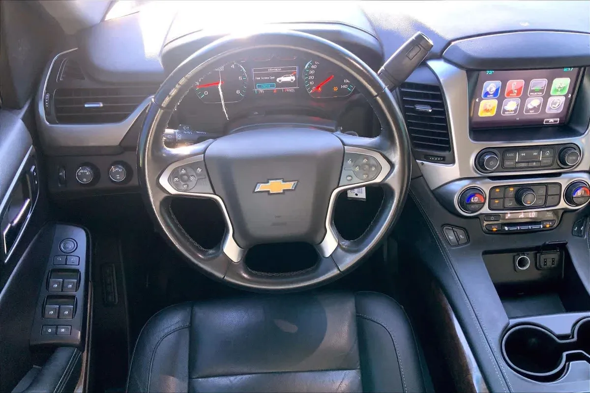 2019 Chevrolet Suburban LT thumbnail 6