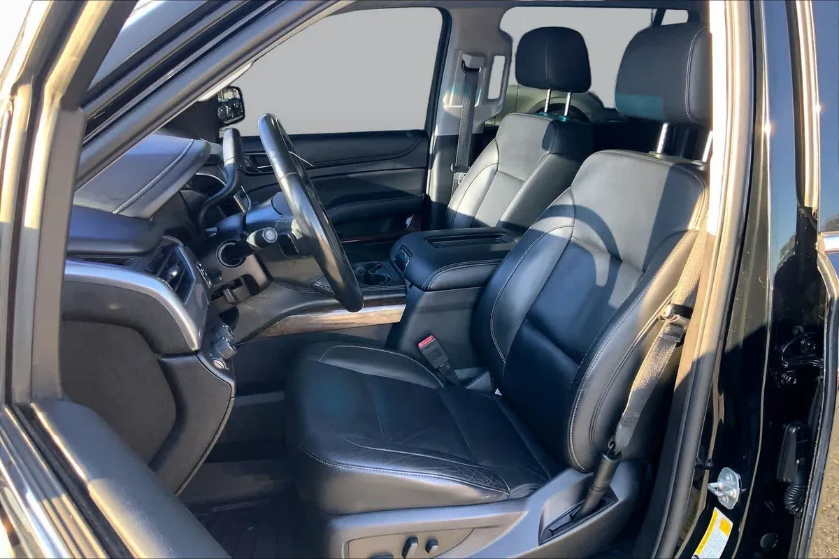 2019 Chevrolet Suburban LT thumbnail 8