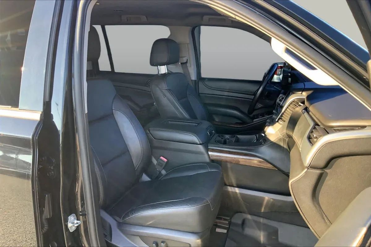 2019 Chevrolet Suburban LT thumbnail 9