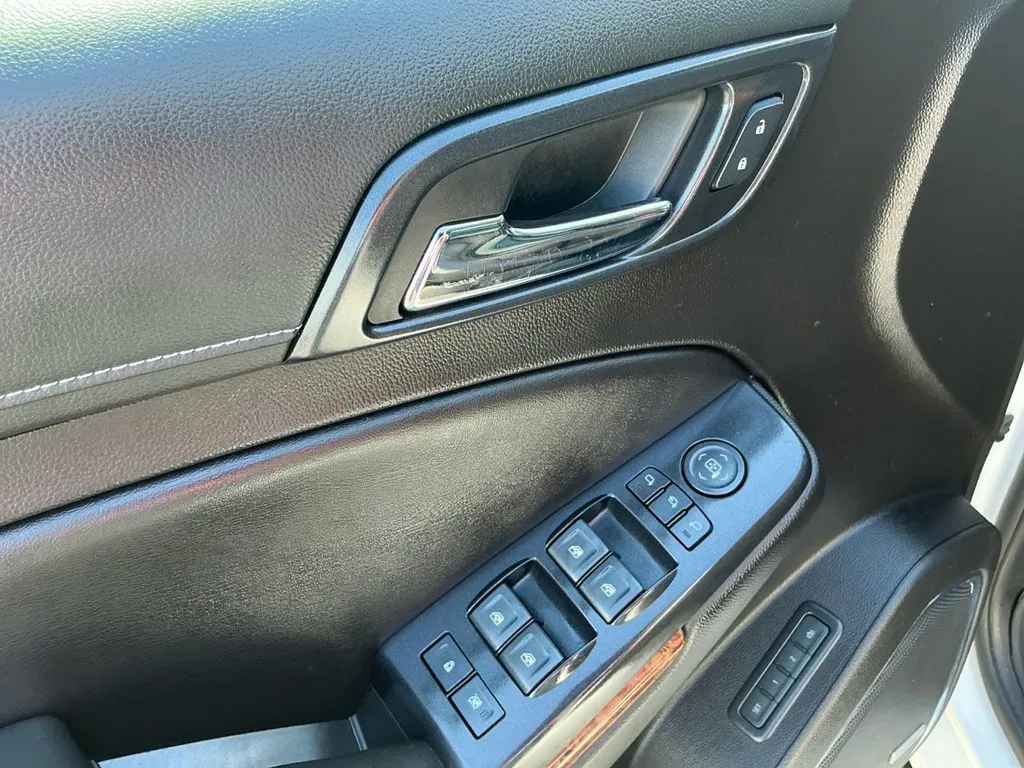 2019 Chevrolet Suburban Premier thumbnail 16