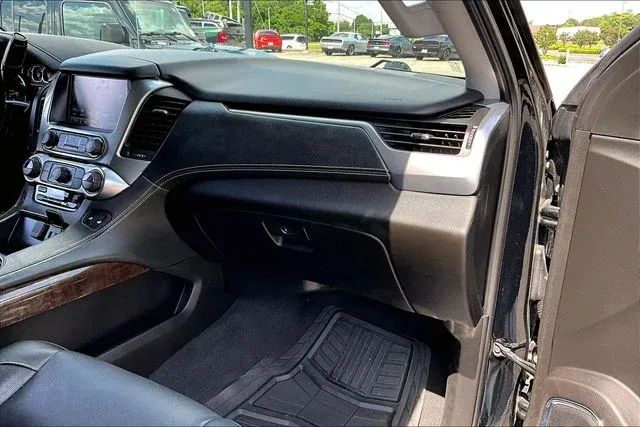 2019 Chevrolet Tahoe LT thumbnail 21