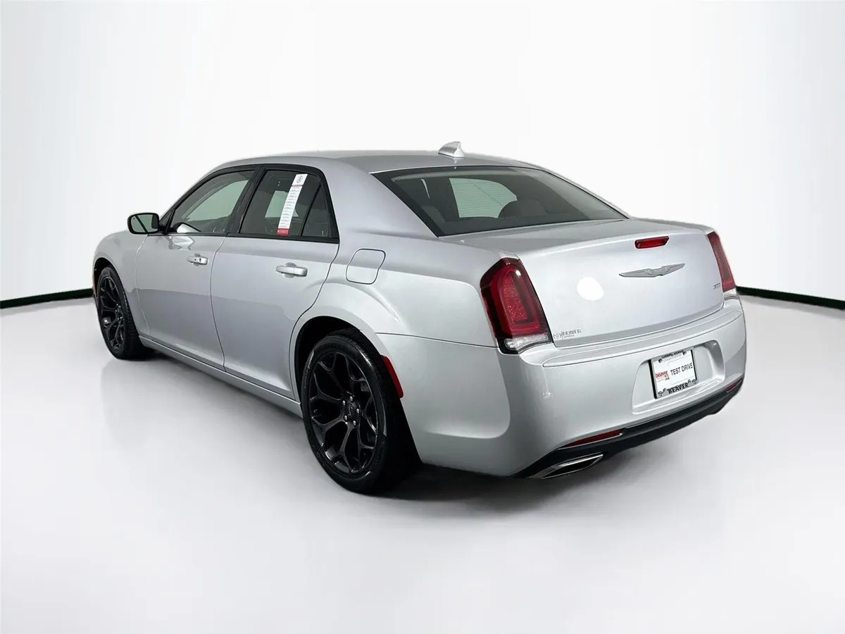 2019 Chrysler 300 Touring thumbnail 11