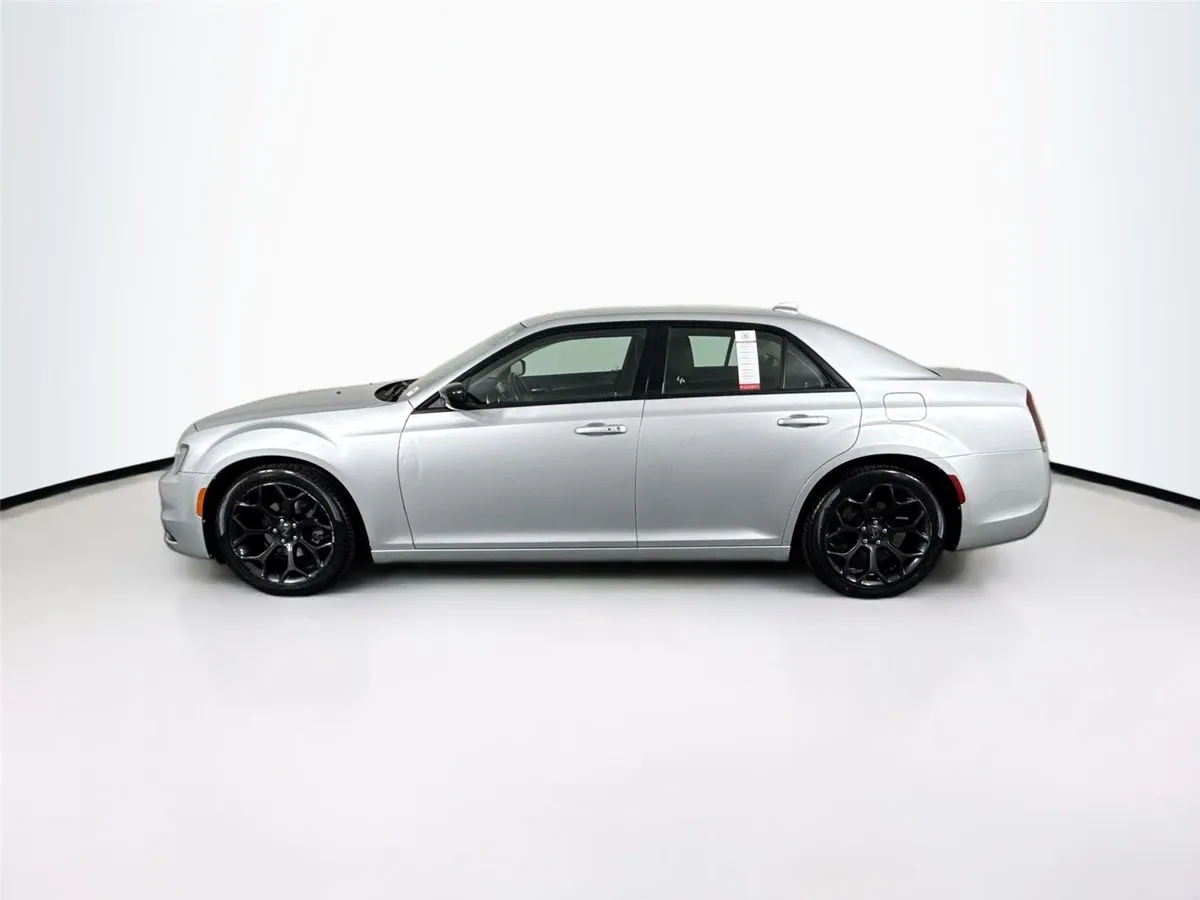 2019 Chrysler 300 Touring thumbnail 12