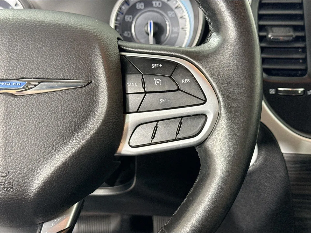 2019 Chrysler 300 Touring thumbnail 17