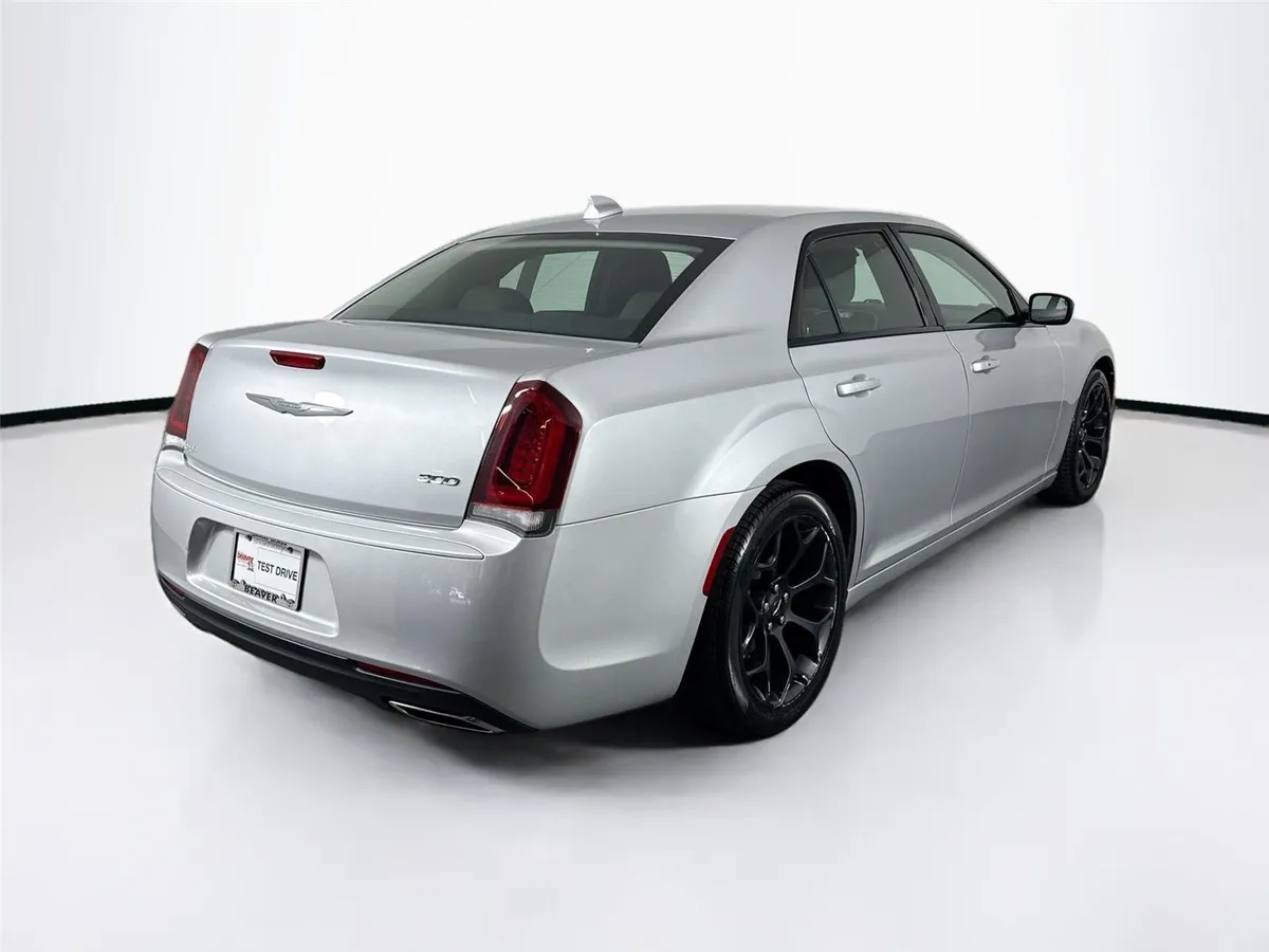 2019 Chrysler 300 Touring thumbnail 2