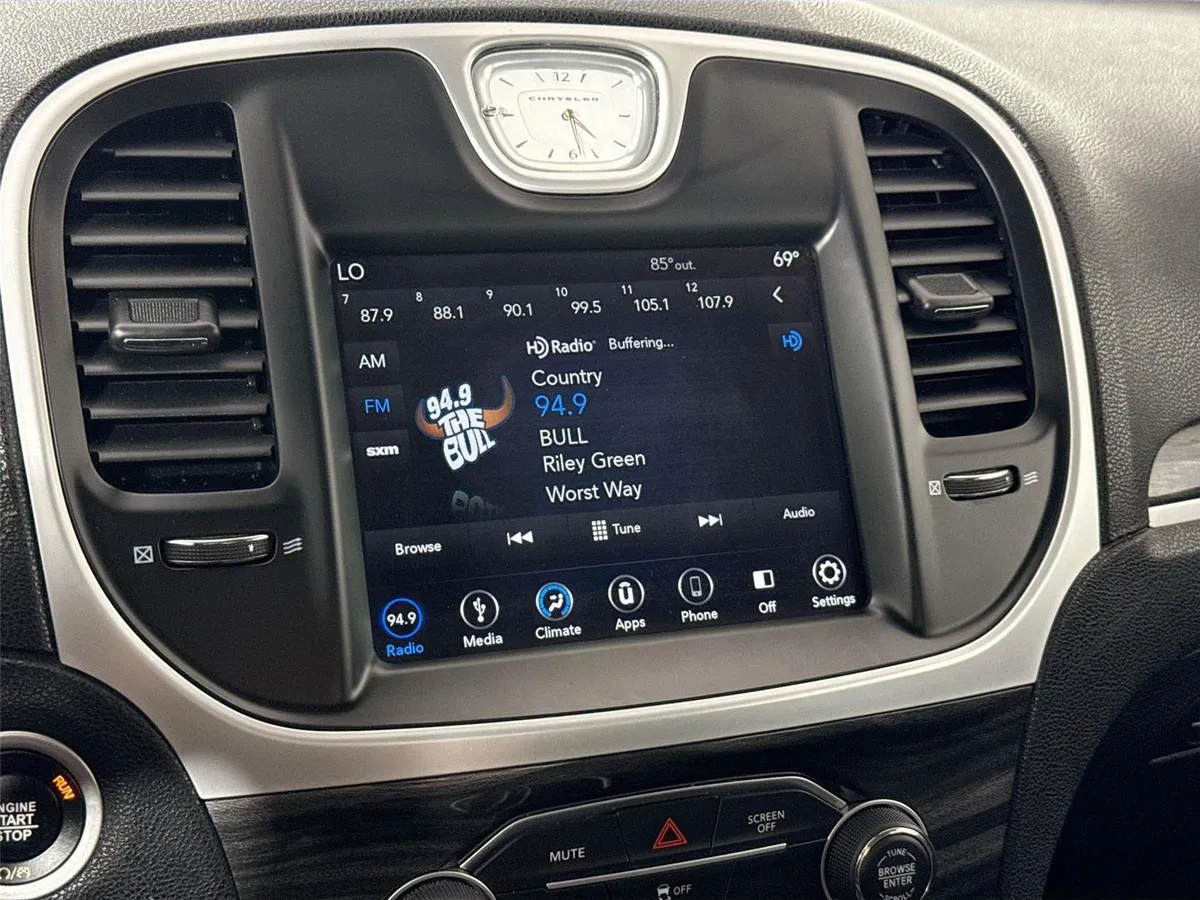 2019 Chrysler 300 Touring thumbnail 21