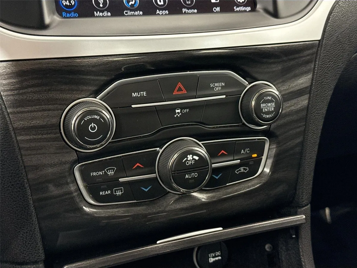 2019 Chrysler 300 Touring thumbnail 23