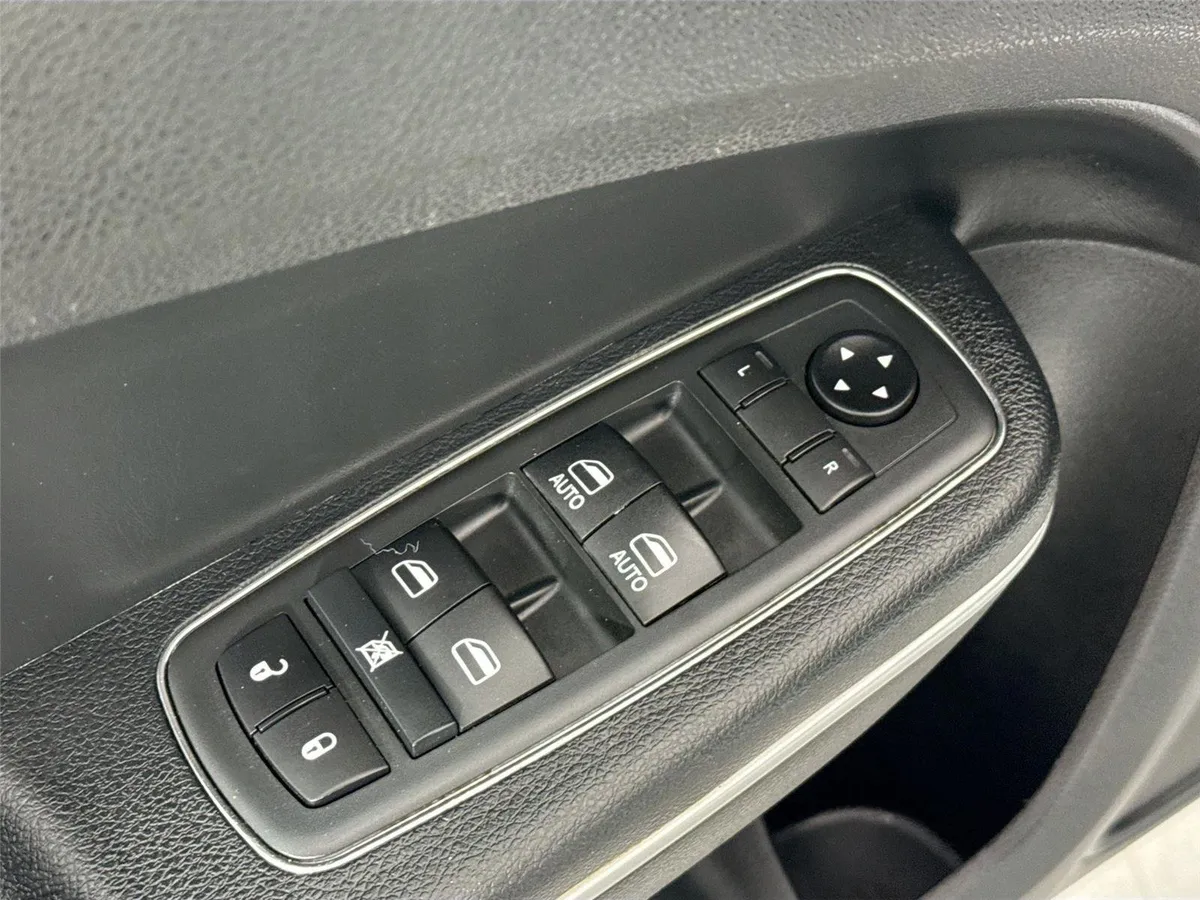 2019 Chrysler 300 Touring thumbnail 27