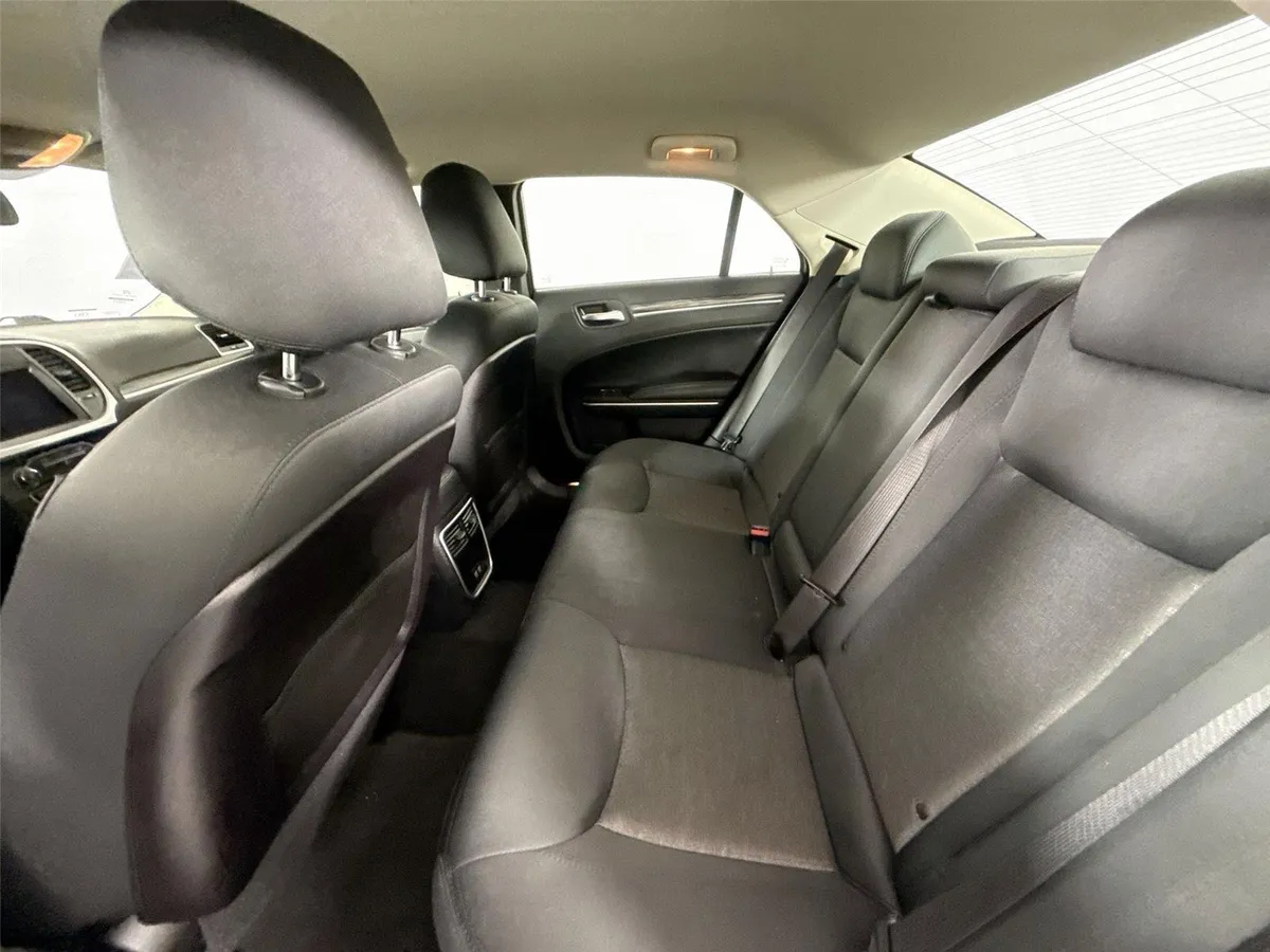 2019 Chrysler 300 Touring thumbnail 29