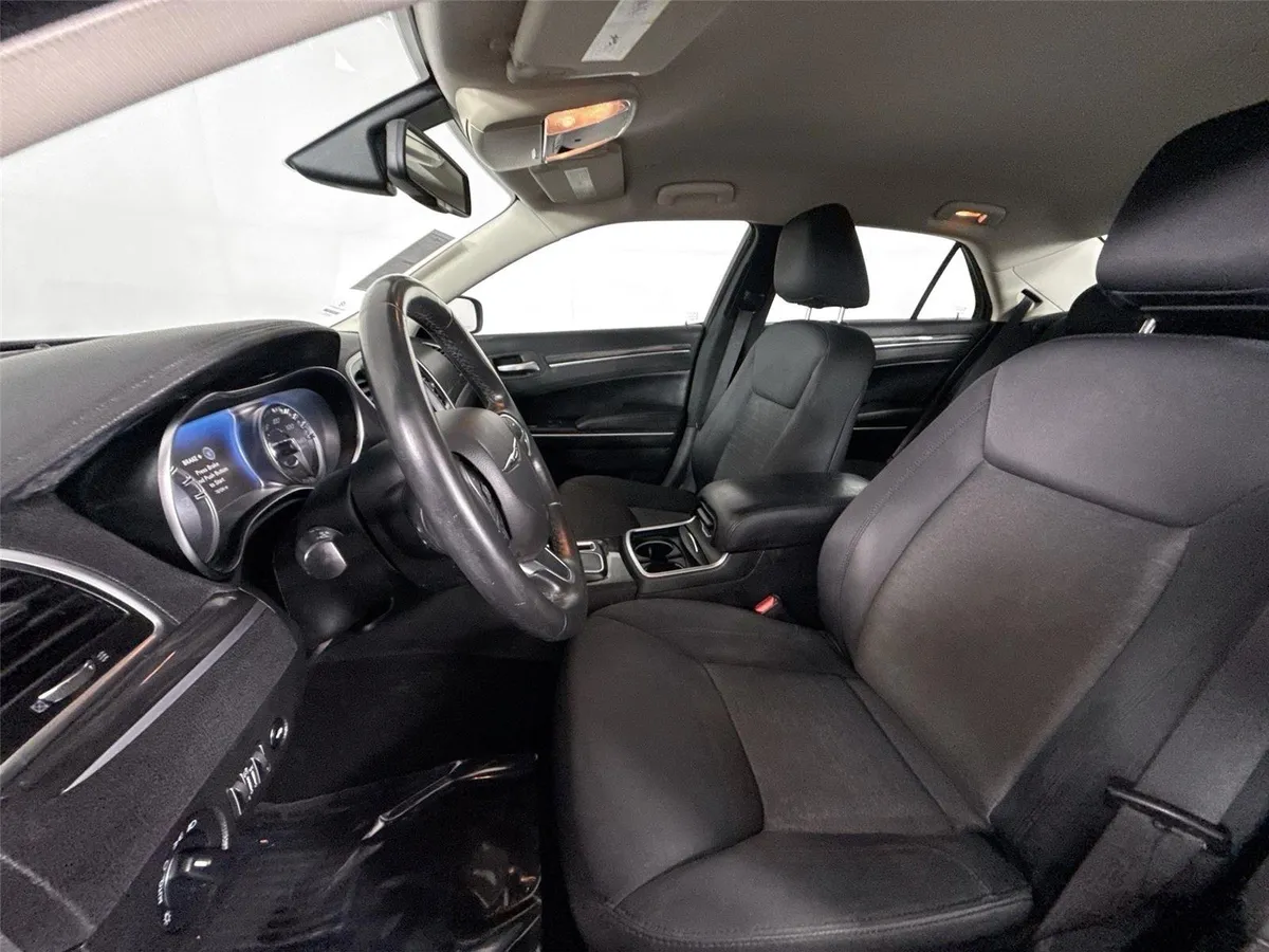 2019 Chrysler 300 Touring thumbnail 3