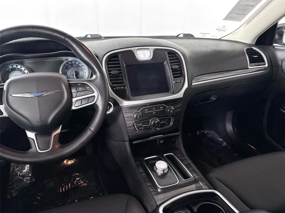2019 Chrysler 300 Touring thumbnail 31