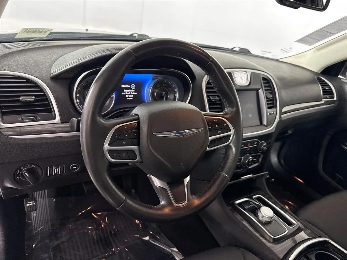 2019 Chrysler 300 Touring thumbnail 4