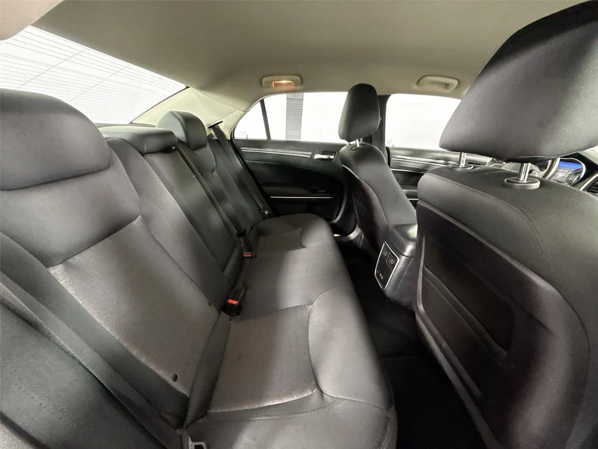 2019 Chrysler 300 Touring thumbnail 41