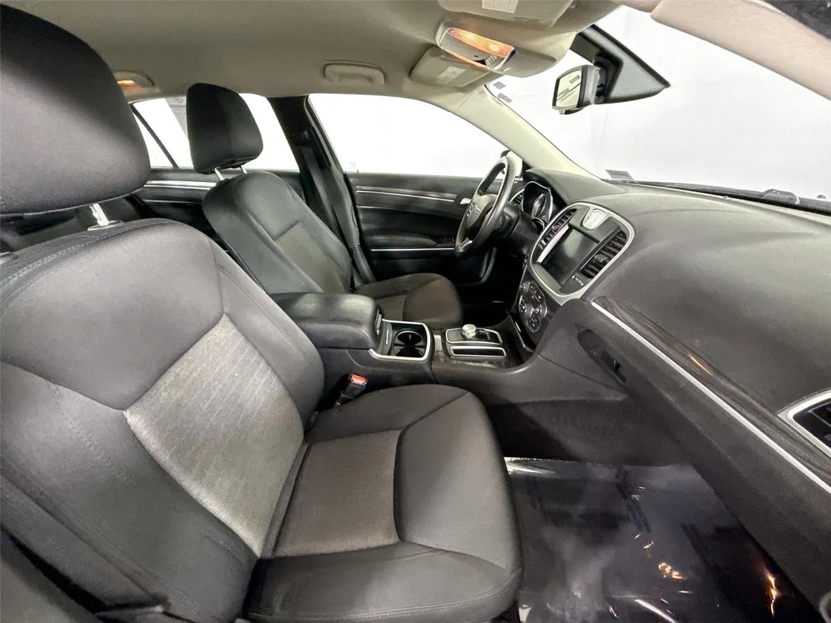 2019 Chrysler 300 Touring thumbnail 42