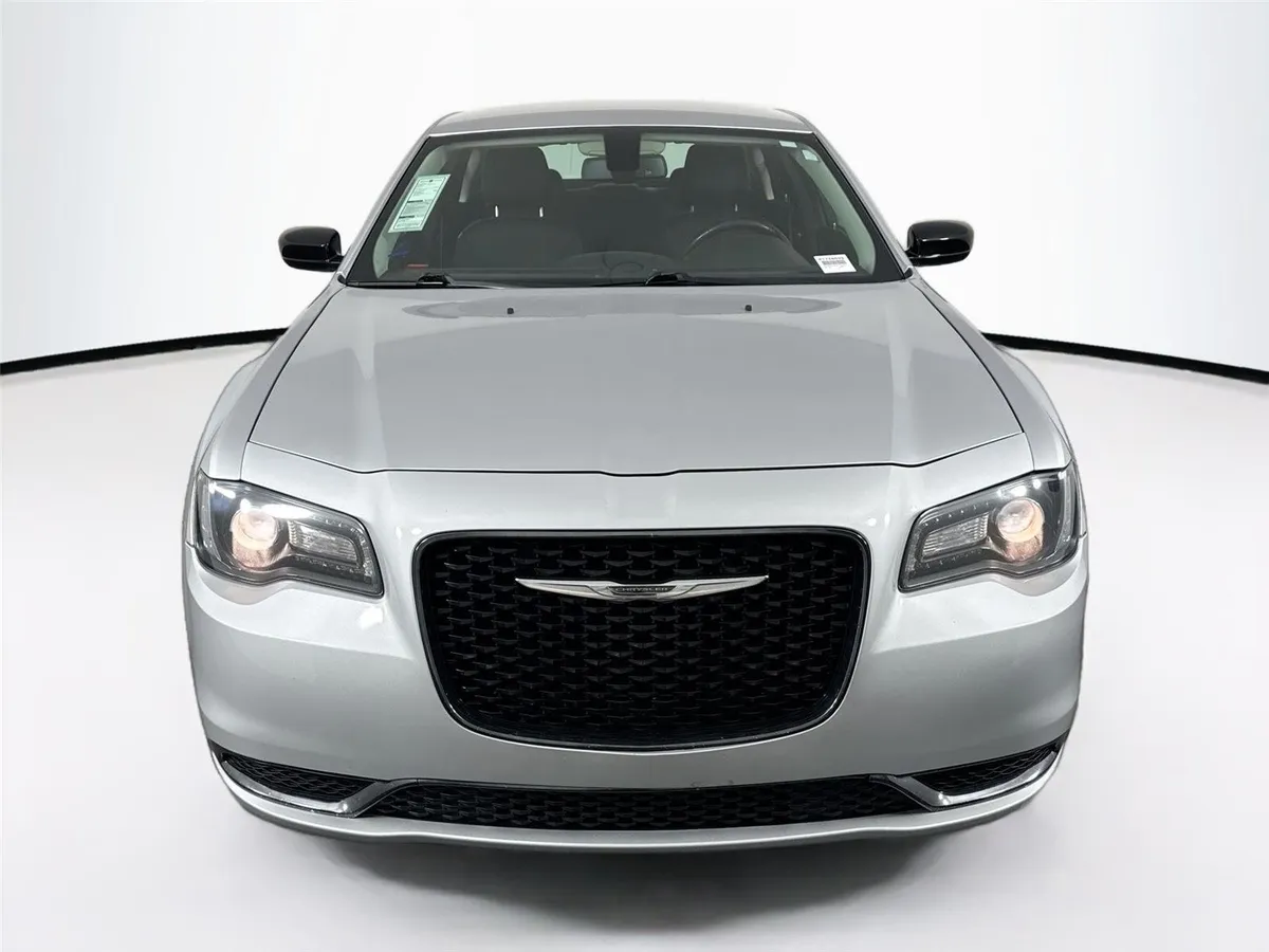 2019 Chrysler 300 Touring thumbnail 7