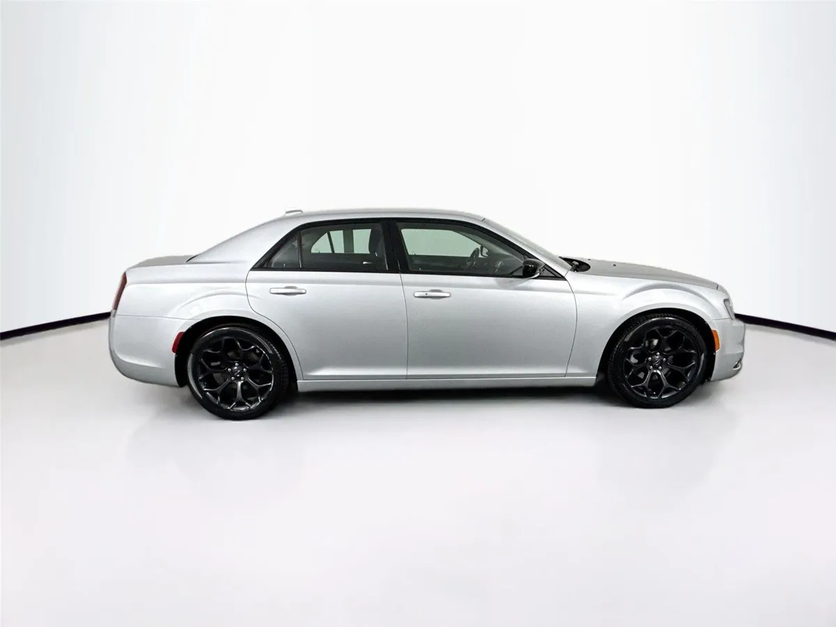 2019 Chrysler 300 Touring thumbnail 9
