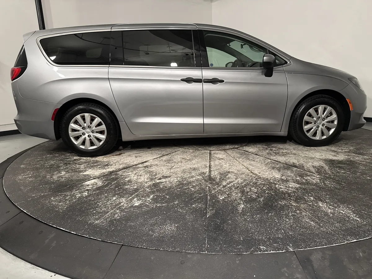 2019 Chrysler Pacifica L thumbnail 10