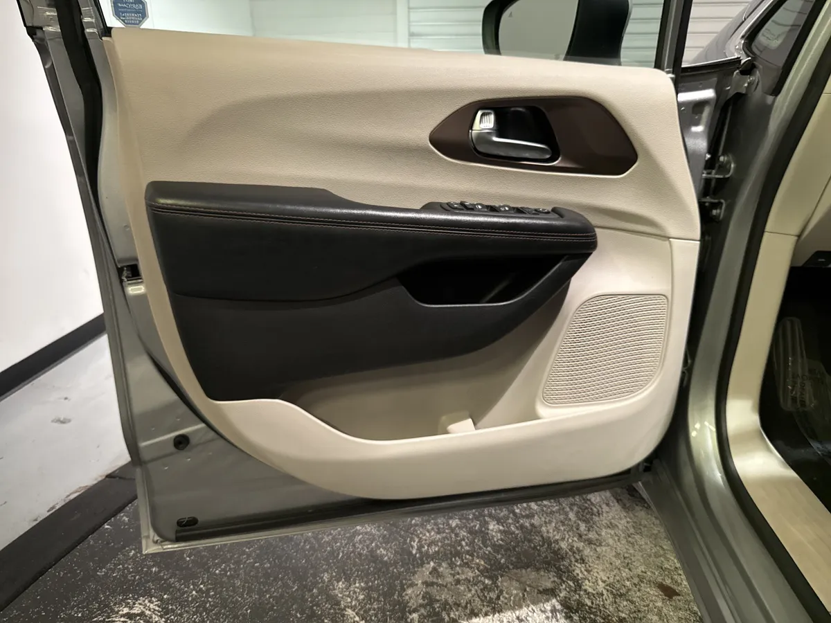 2019 Chrysler Pacifica L thumbnail 13