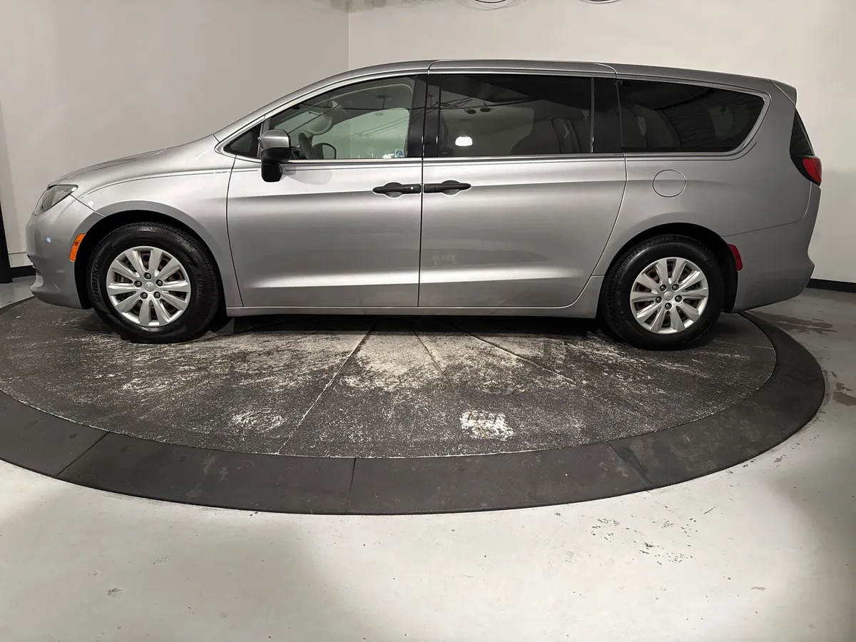 2019 Chrysler Pacifica L thumbnail 6