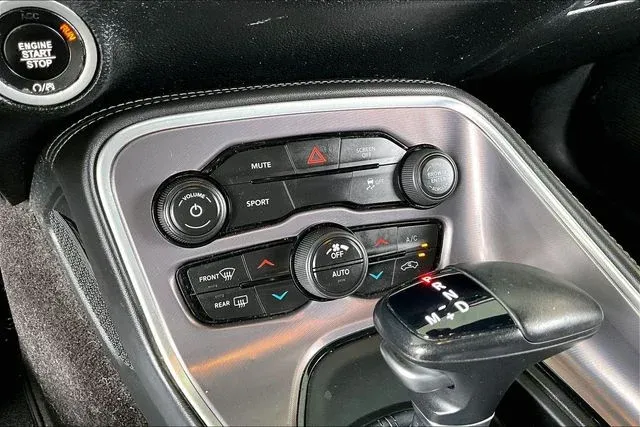 2019 Dodge Challenger SXT thumbnail 23
