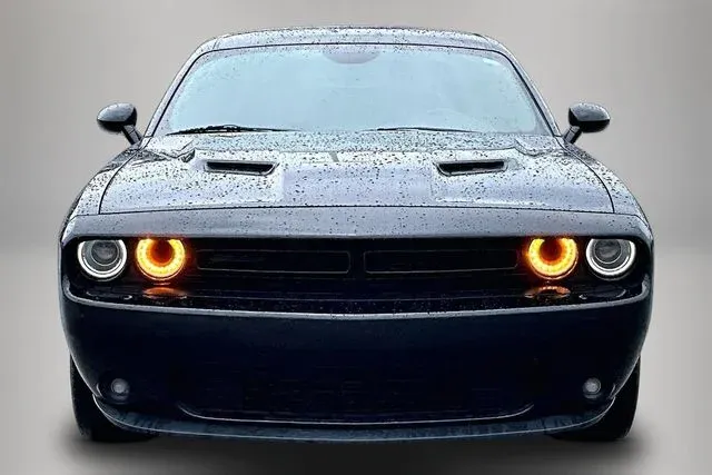 2019 Dodge Challenger SXT thumbnail 3