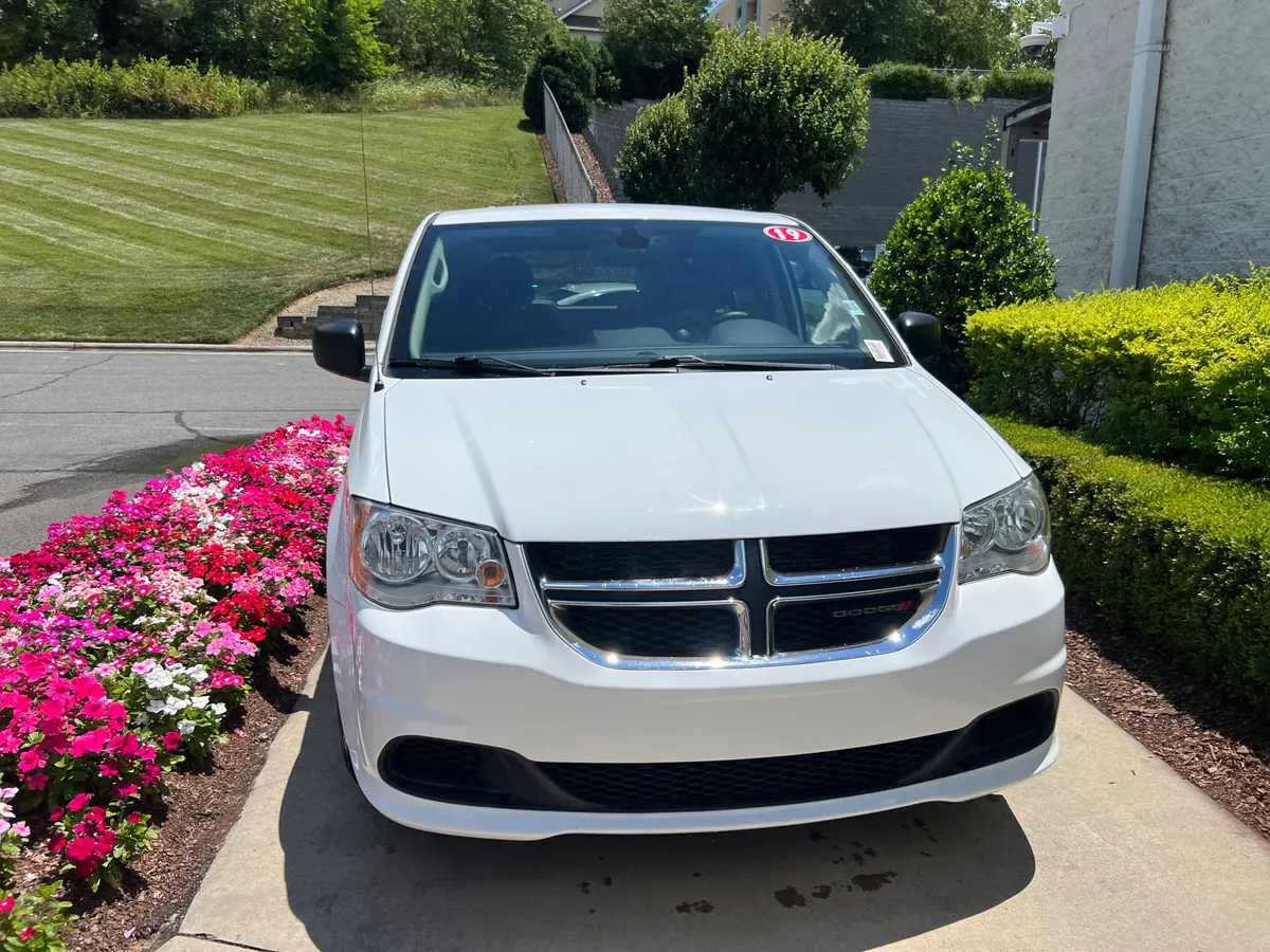 2019 Dodge Grand Caravan SE thumbnail 2