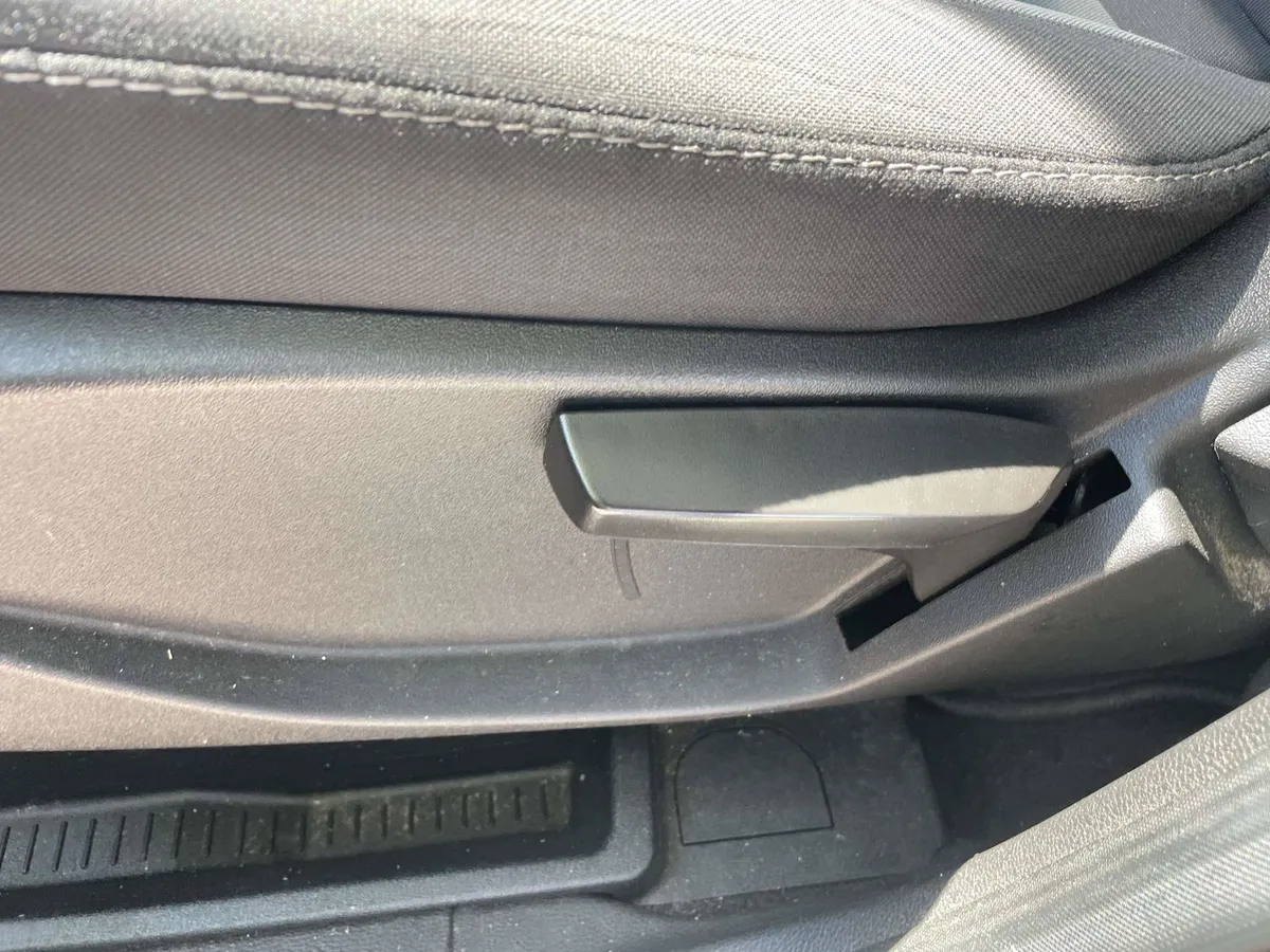 2019 Ford Escape S thumbnail 18