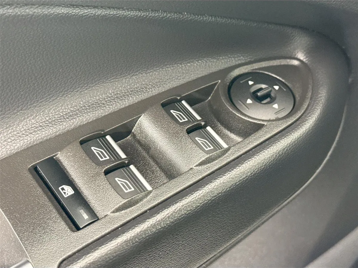 2019 Ford Escape Titanium thumbnail 26