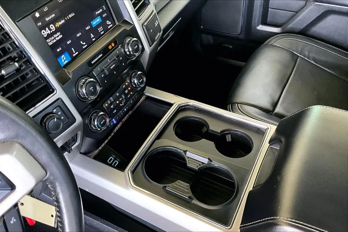 2019 Ford Super Duty F-250 Pickup LARIAT thumbnail 16