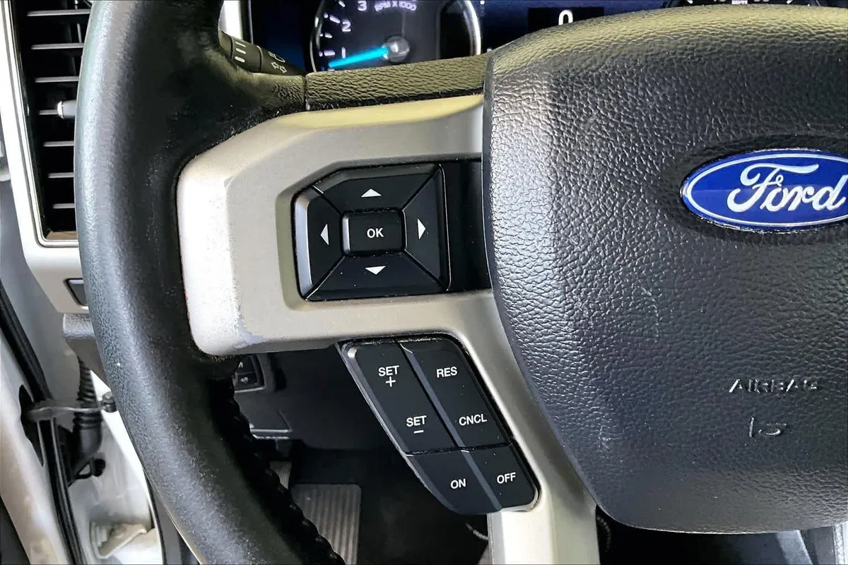 2019 Ford Super Duty F-250 Pickup LARIAT thumbnail 23