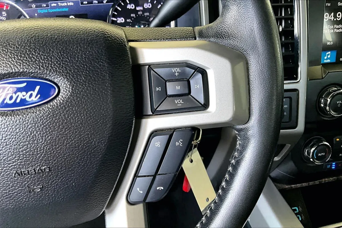 2019 Ford Super Duty F-250 Pickup LARIAT thumbnail 24