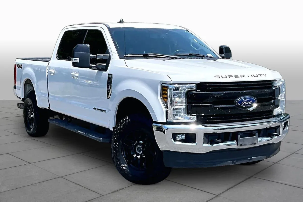 2019 Ford Super Duty F-250 Pickup LARIAT thumbnail 3