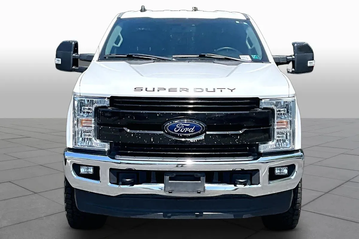 2019 Ford Super Duty F-250 Pickup LARIAT thumbnail 4
