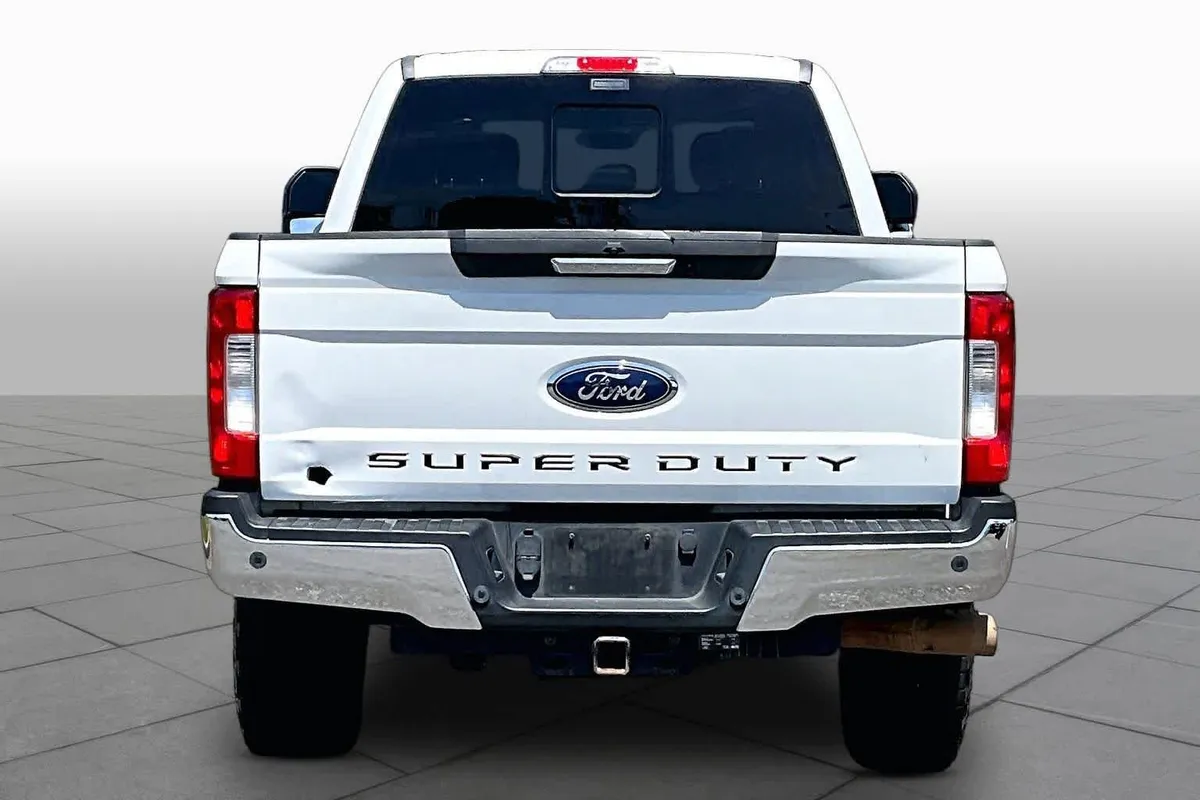 2019 Ford Super Duty F-250 Pickup LARIAT thumbnail 5