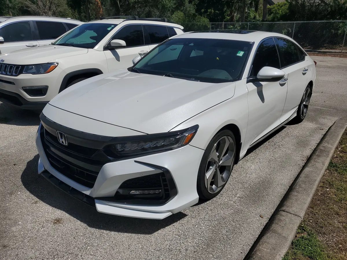 2019 Honda Accord Touring 2.0T thumbnail 3
