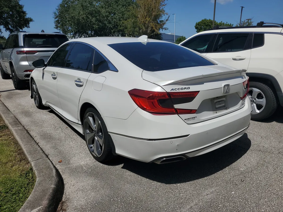 2019 Honda Accord Touring 2.0T thumbnail 4