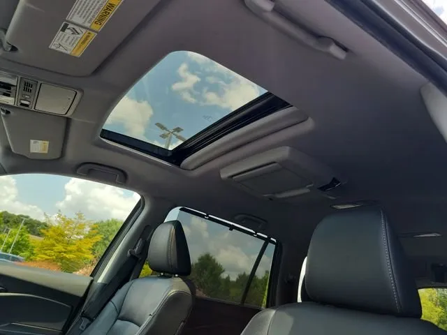 2019 Honda Pilot Touring thumbnail 16