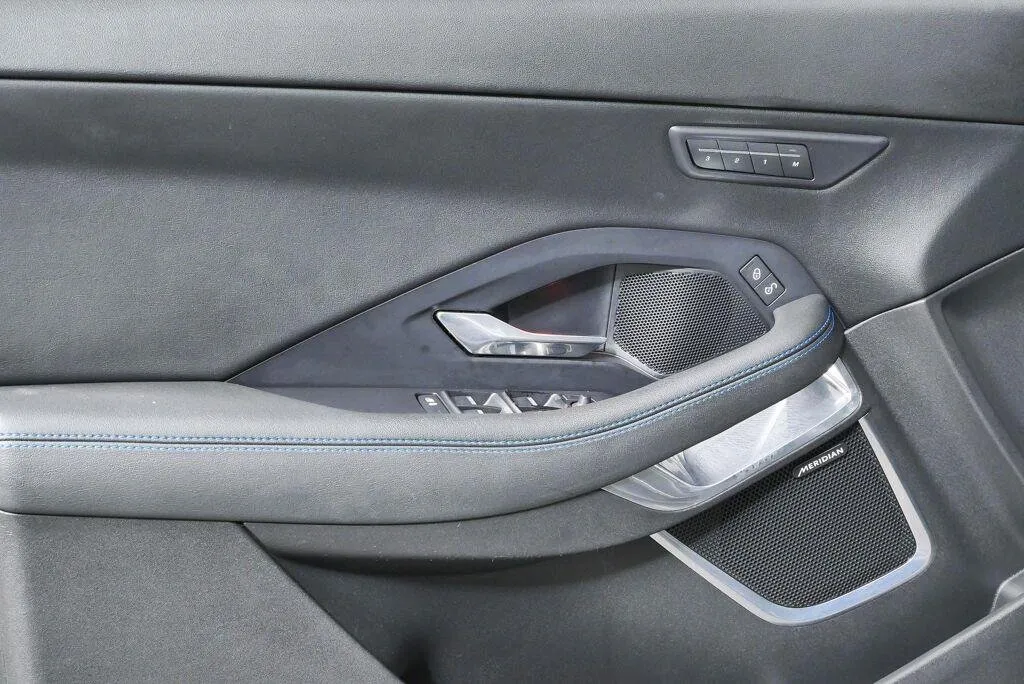 2019 Jaguar E-PACE R-Dynamic SE thumbnail 17