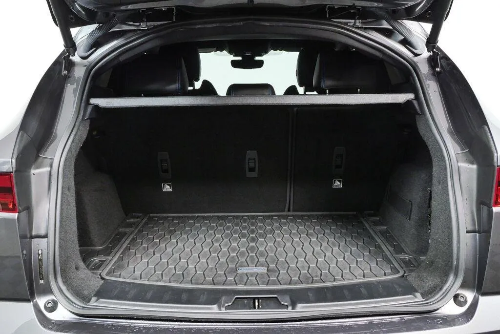 2019 Jaguar E-PACE R-Dynamic SE thumbnail 39