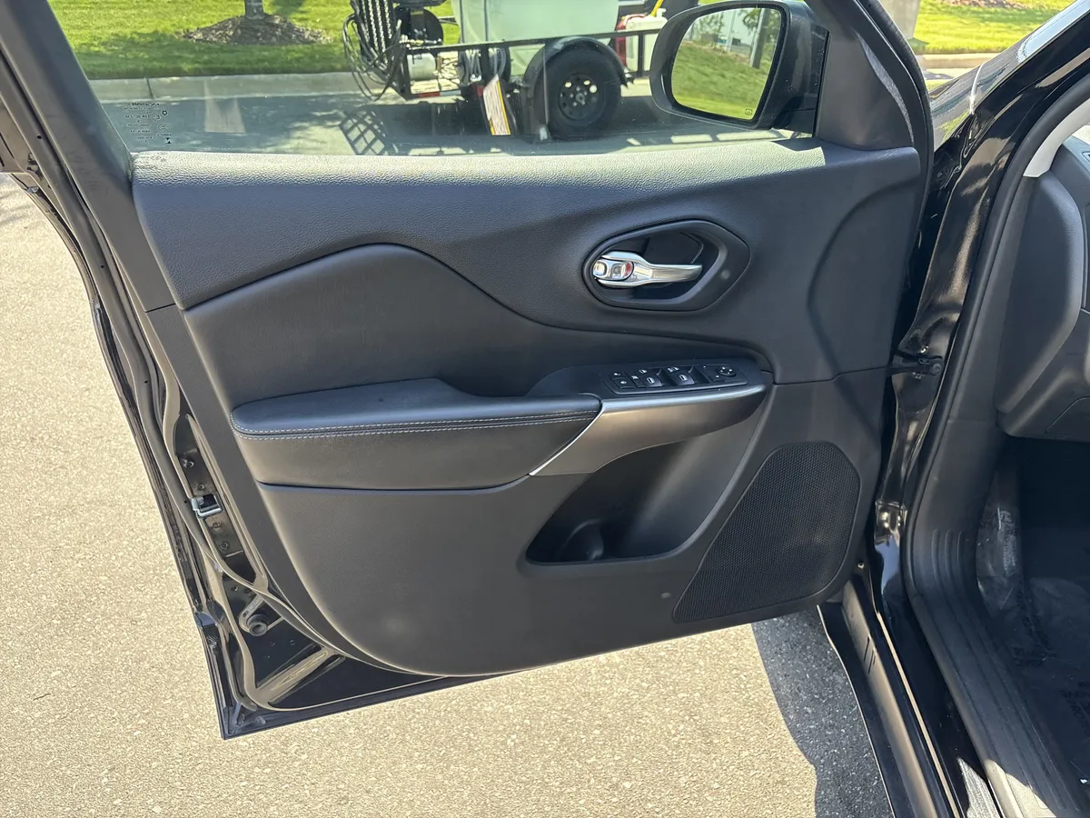 2019 Jeep Cherokee Latitude thumbnail 13