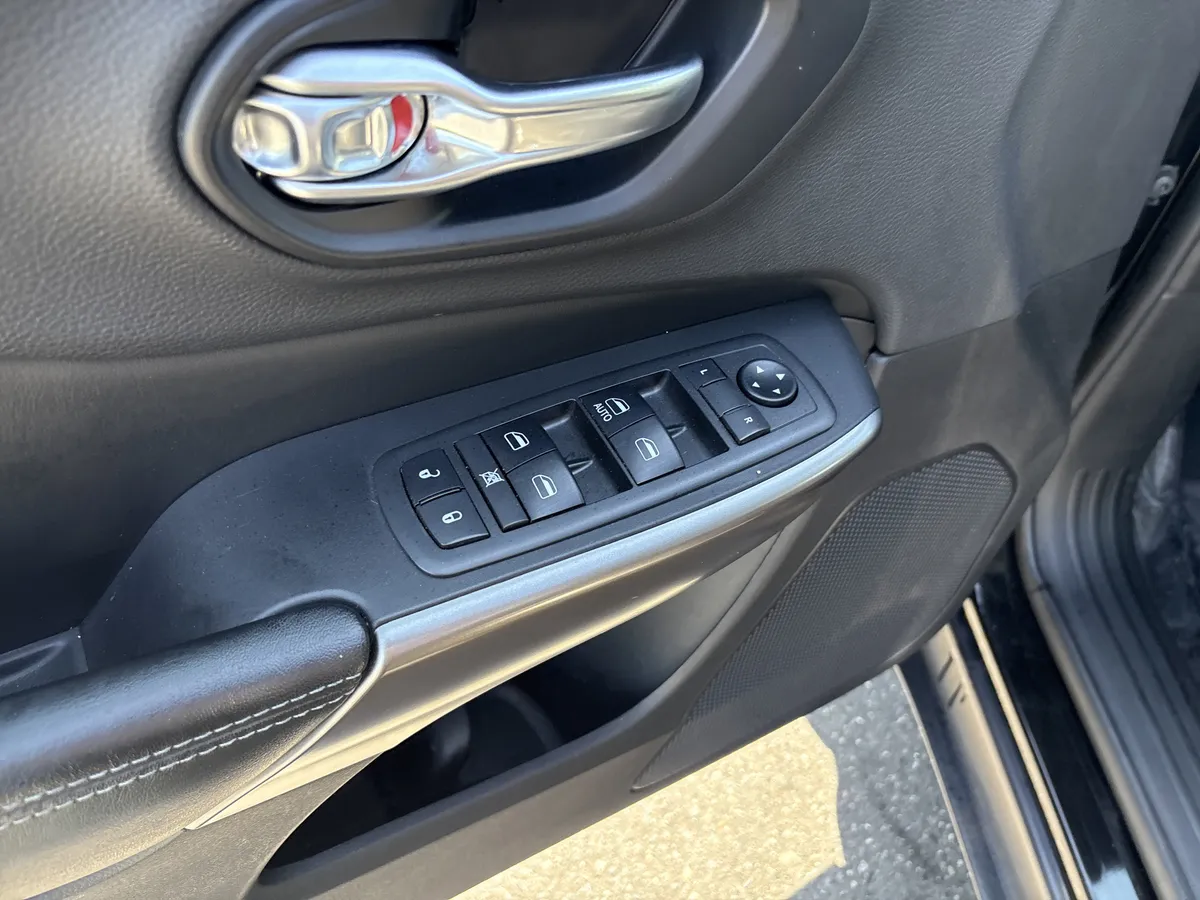 2019 Jeep Cherokee Latitude thumbnail 14